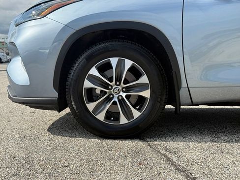 Used 2022 Toyota Highlander XLE AWD/4WD image 2