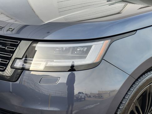 Certified 2025 Land Rover Range Rover SE image 9