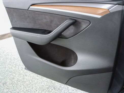 Used 2023 Tesla Model Y AWD image 19