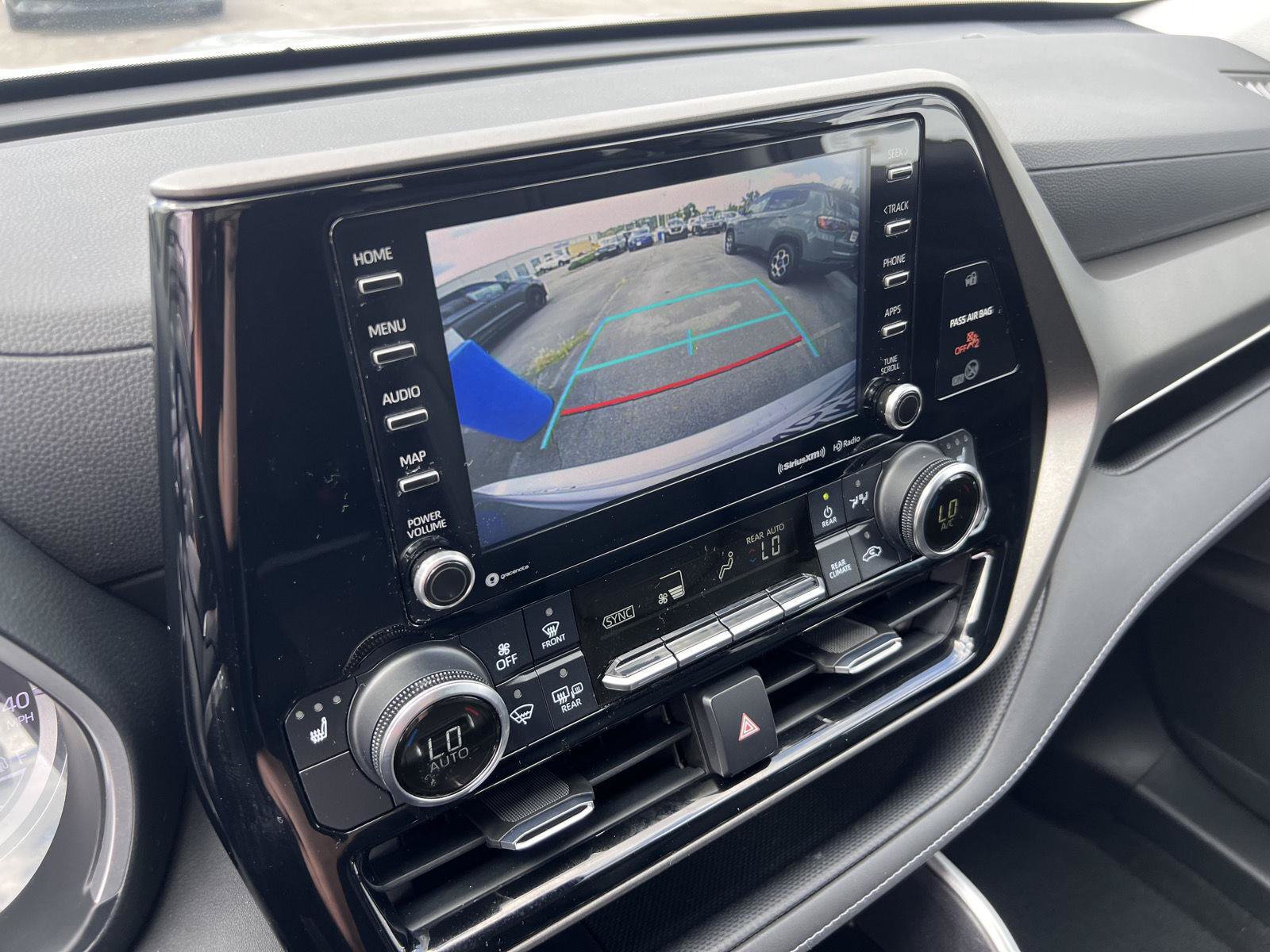 Used 2020 Toyota Highlander XLE FWD image 3