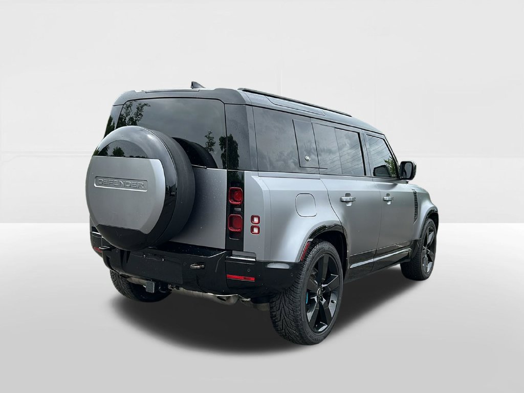 Used 2024 Land Rover Defender 110 X-Dynamic SE AWD/4WD image 4