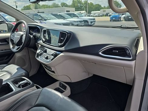 Used 2023 Chrysler Pacifica Touring-L FWD image 45