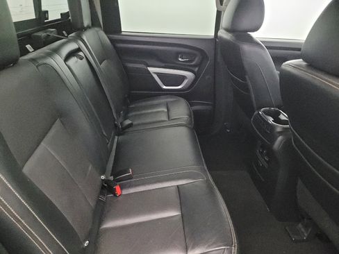 Used 2018 Nissan Titan SL image 19