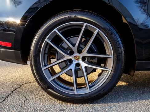 Certified 2025 Porsche Macan image 13