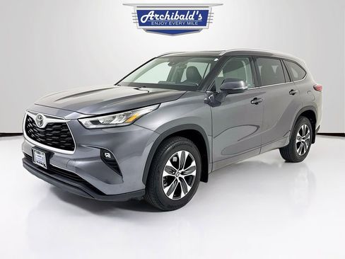 Used 2021 Toyota Highlander XLE image 3