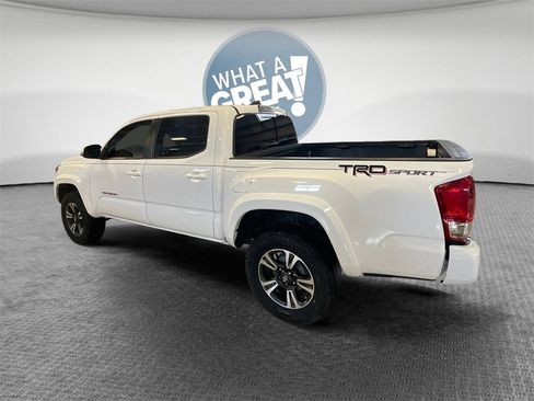 Used 2018 Toyota Tacoma TRD Sport image 6