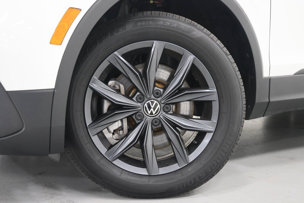Used 2023 Volkswagen Tiguan SE w/ Panoramic Sunroof Package AWD/4WD image 11