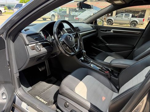 Used 2018 Volkswagen Passat GT image 13