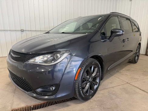 Used 2020 Chrysler Pacifica Limited FWD image 1