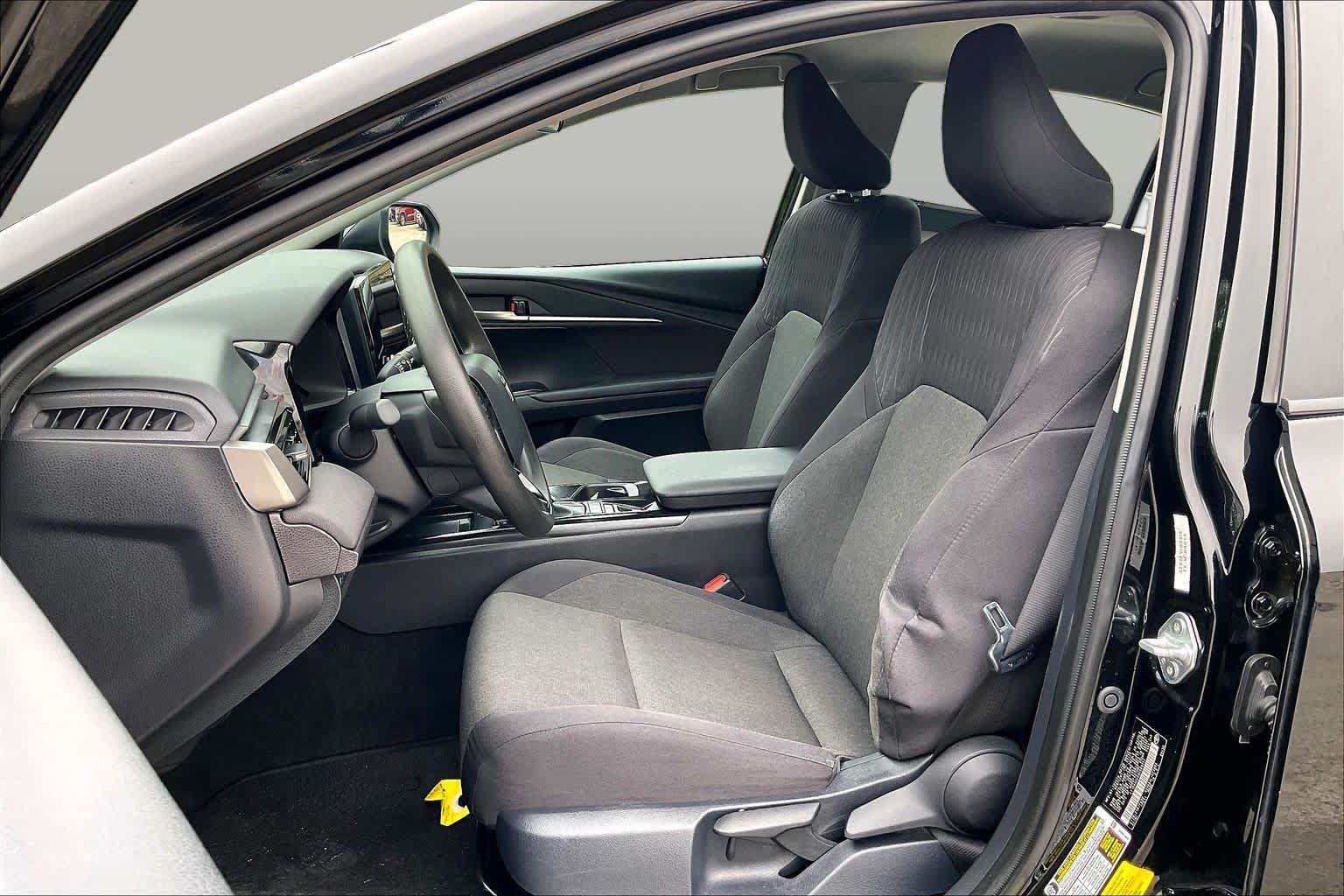 Used 2025 Toyota Camry LE FWD image 8