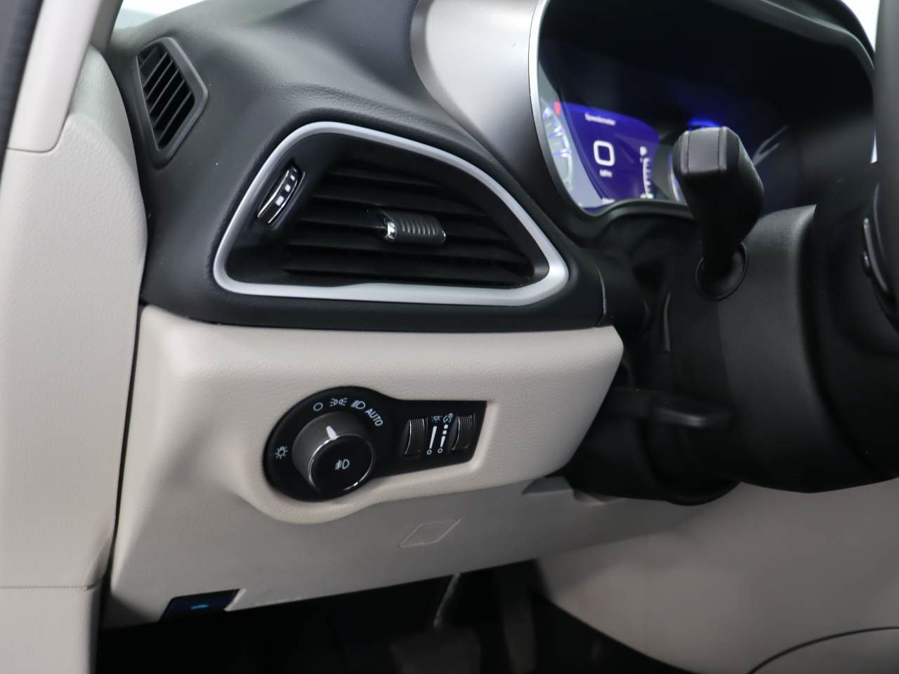 Used 2024 Chrysler Pacifica Touring-L FWD image 13