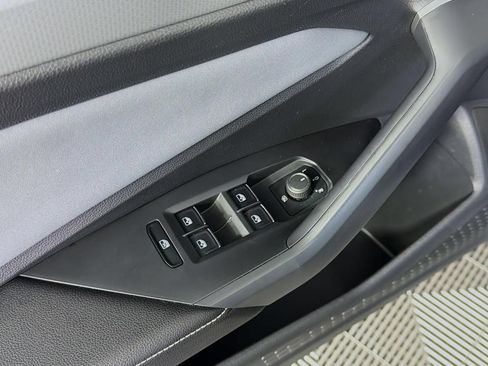 Used 2025 Volkswagen Jetta SE FWD image 21