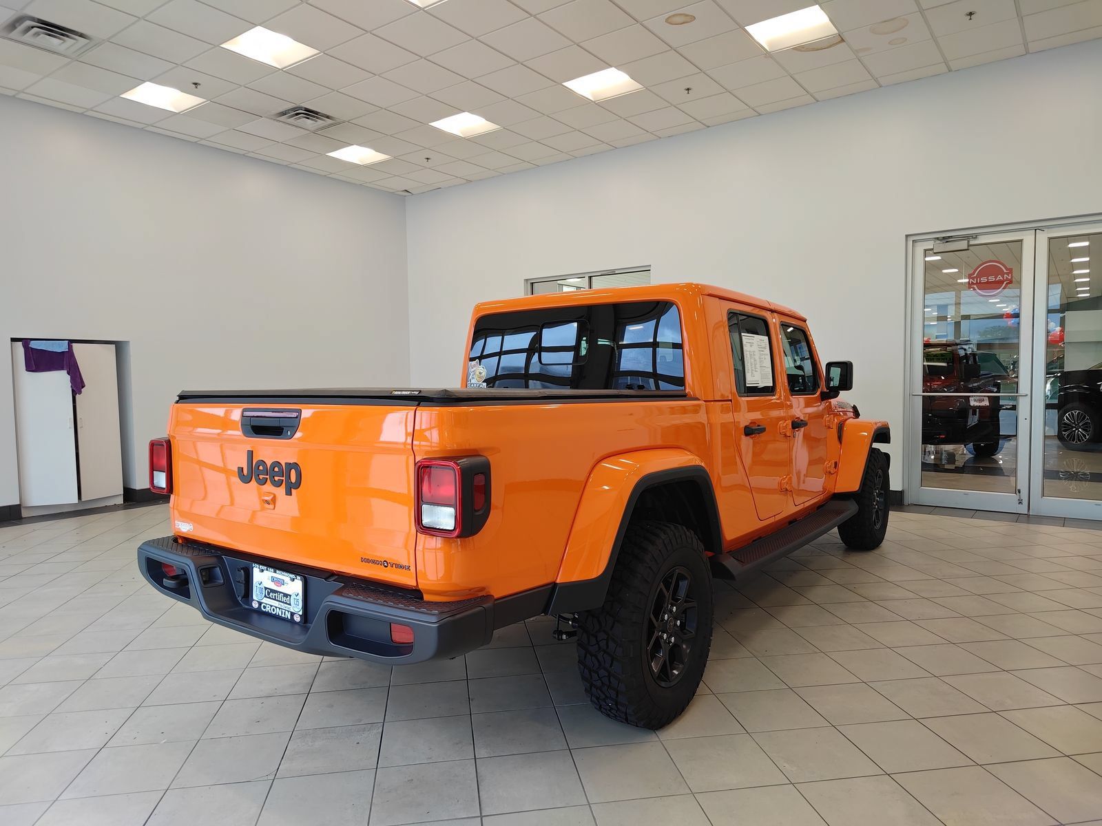 Used 2025 Jeep Gladiator Sport AWD/4WD image 3