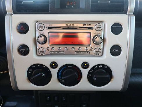 Used 2013 Toyota FJ Cruiser 4WD w/ Upgrade Pkg image 19