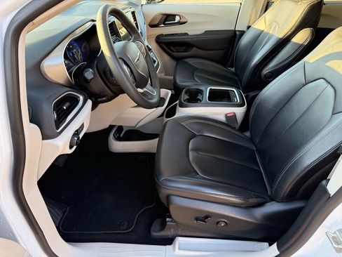 Used 2024 Chrysler Pacifica Touring-L image 11