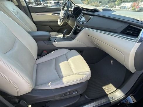 Used 2017 Cadillac XT5 Luxury w/ Driver Awareness Package image 18