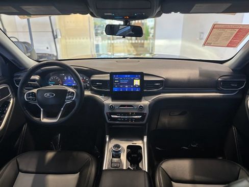 Used 2022 Ford Explorer XLT w/ Equipment Group 202A AWD/4WD image 9