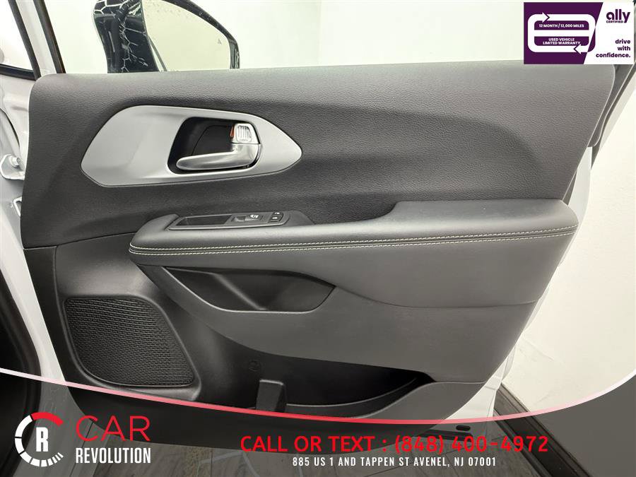 Used 2024 Chrysler Pacifica Limited FWD image 40
