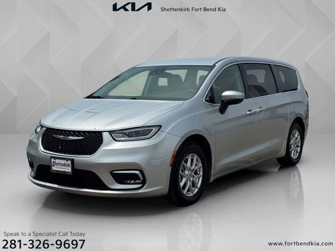 Used 2023 Chrysler Pacifica Touring-L FWD image 1