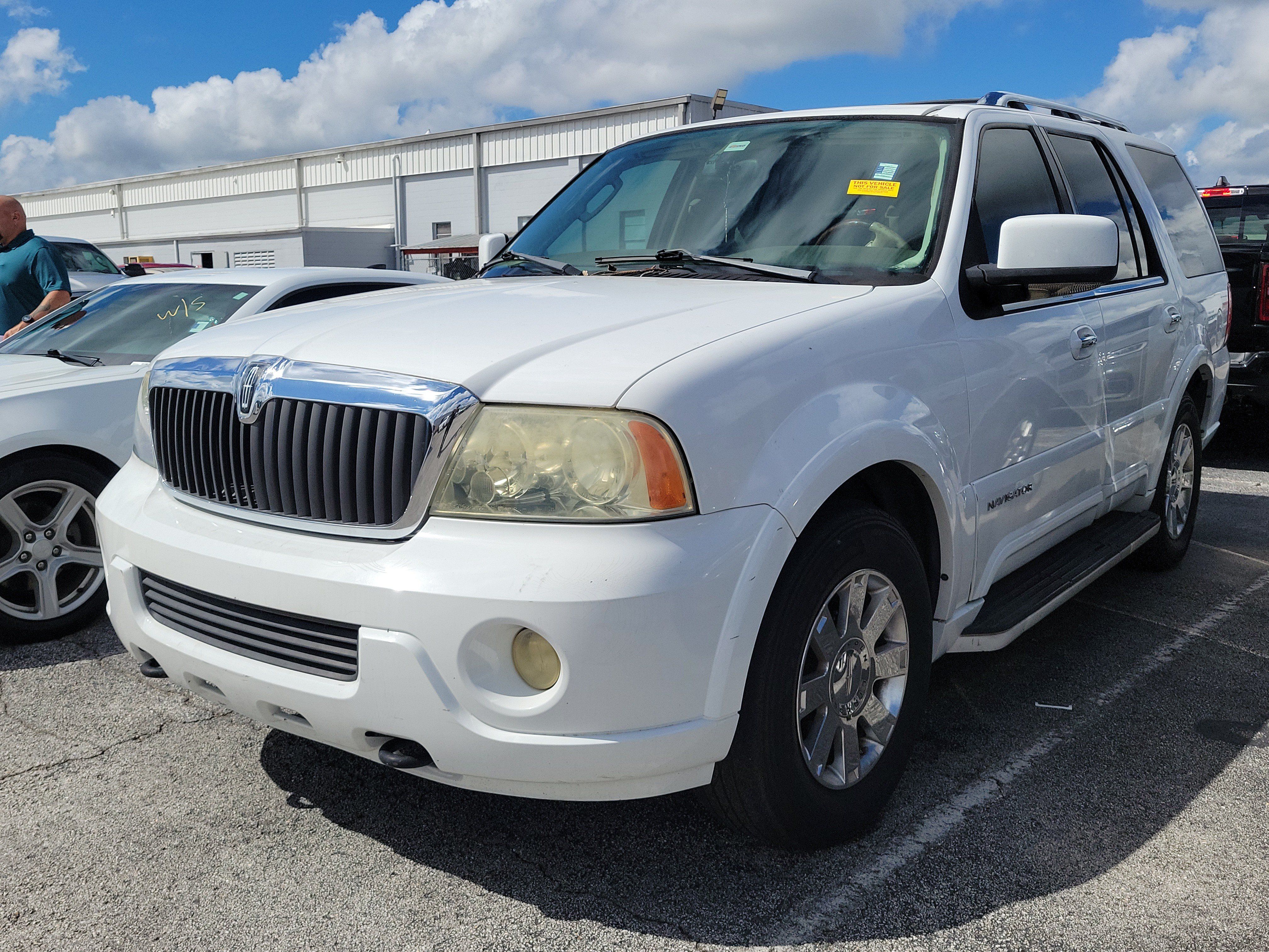 Used 2004 Lincoln Navigator Luxury RWD image 3