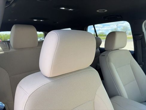 Used 2022 Chevrolet Traverse LS FWD image 12