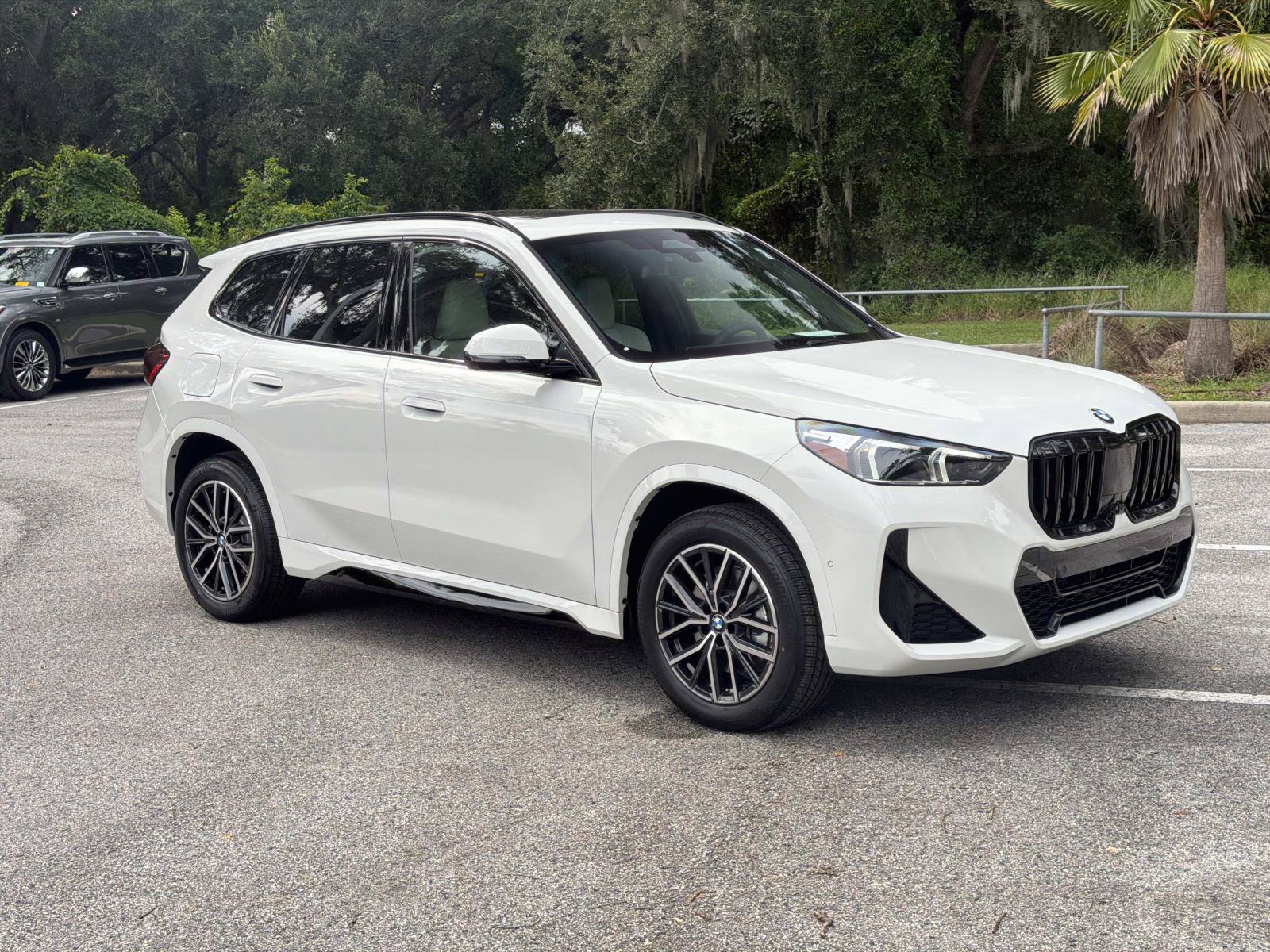 Used 2027 BMW X1 xDrive28i AWD/4WD image 1