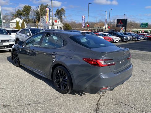 Used 2025 Toyota Camry SE image 3