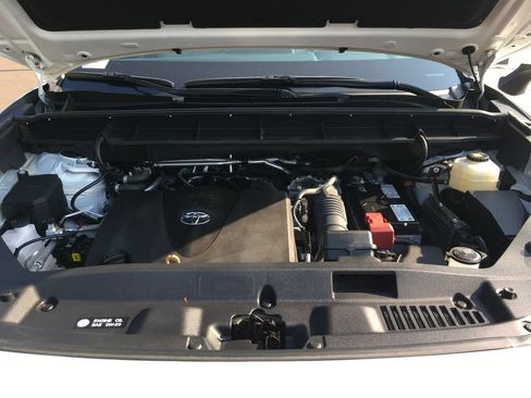 Used 2020 Toyota Highlander LE AWD/4WD image 12