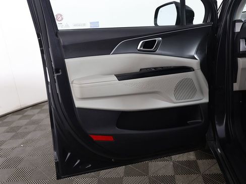 Used 2024 Kia Carnival LX image 17