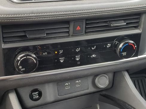 Used 2024 Nissan Rogue S image 32