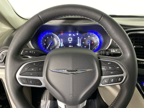 Used 2024 Chrysler Pacifica Touring-L image 20