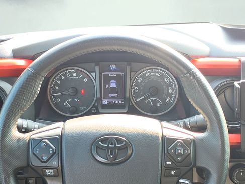 Used 2018 Toyota Tacoma TRD Off-Road AWD/4WD image 16