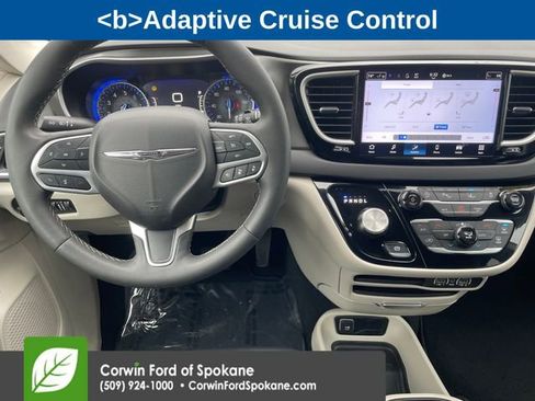 Used 2024 Chrysler Pacifica Touring-L image 3