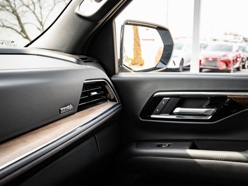 Used 2025 Chevrolet Tahoe High Country image 36