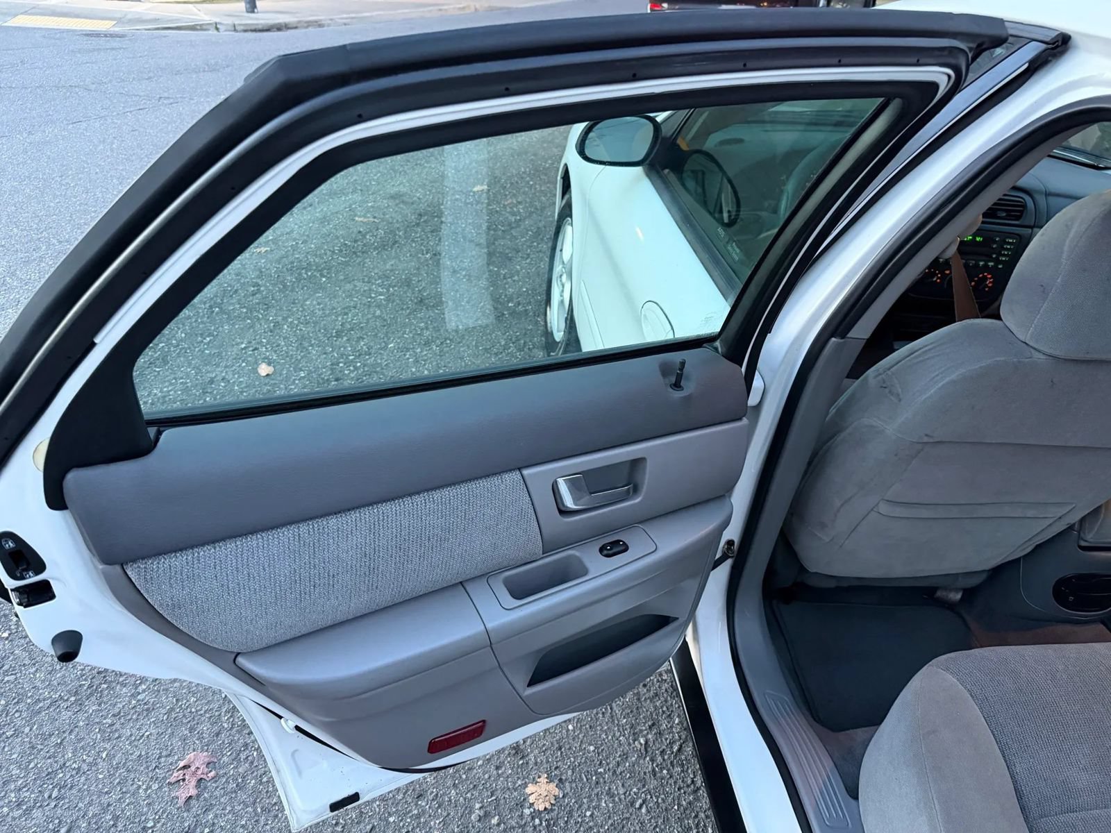 Used 2001 Ford Taurus SES FWD image 27