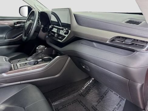 Used 2021 Toyota Highlander Limited FWD image 31