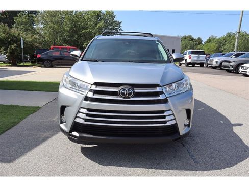 Used 2019 Toyota Highlander XLE AWD/4WD image 13