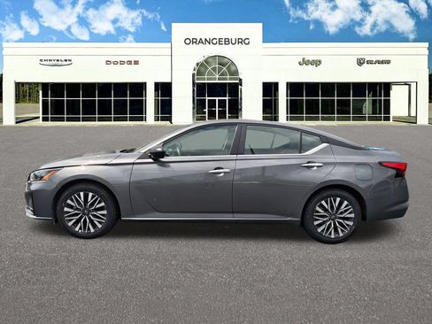 Used 2025 Nissan Altima 2.5 SV FWD image 5