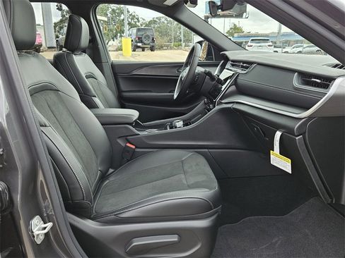 New 2025 Jeep Grand Cherokee Altitude image 15