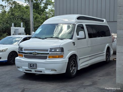 Used 2017 Chevrolet Express 2500 Extended RWD image 3
