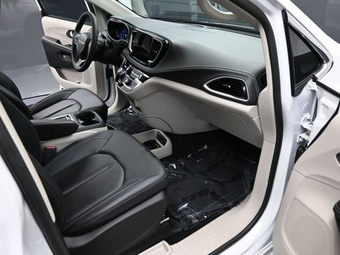 Used 2024 Chrysler Pacifica Limited FWD image 19