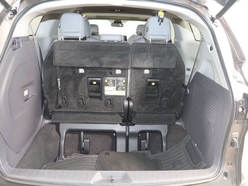 Used 2021 Toyota Sienna XLE FWD image 50