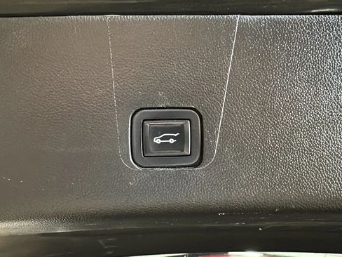 Used 2020 Chevrolet Traverse LT w/ Driver Confidence II Package AWD/4WD image 15