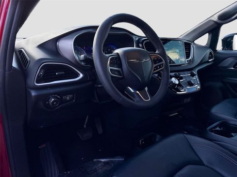 Used 2025 Chrysler Pacifica Select FWD image 10