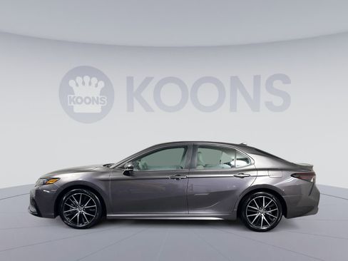 Used 2024 Toyota Camry SE image 2