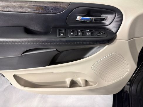 Used 2019 Dodge Grand Caravan SE FWD image 9