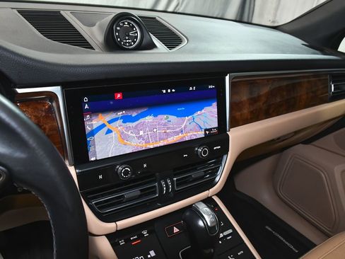 Used 2023 Porsche Macan AWD/4WD image 35