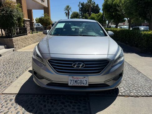 Used 2017 Hyundai Sonata SE FWD image 2