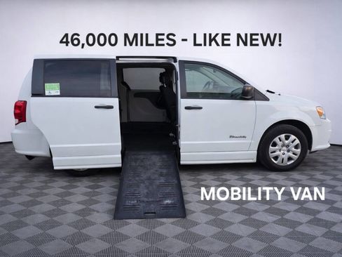 Used 2020 Dodge Grand Caravan SE w/ UConnect Hands-Free Group image 1