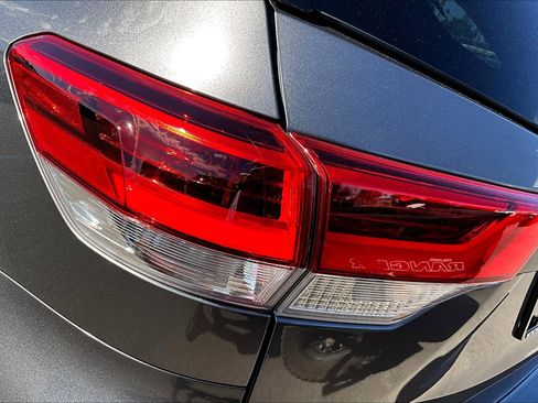 Used 2018 Toyota Highlander LE image 29